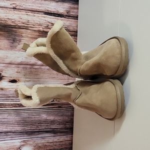 NWOT American Eagle Outfitters Women's Suede Winter Boots Size 8